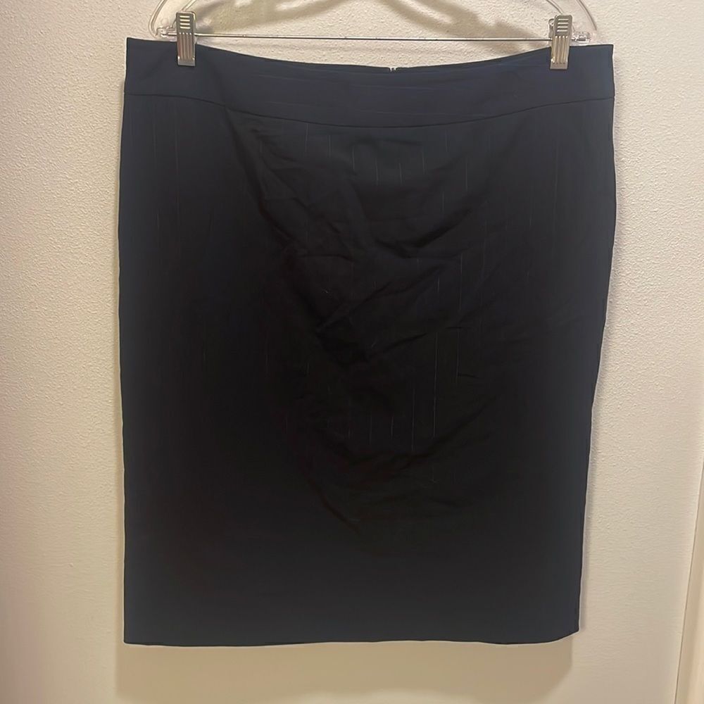 𝅺ARMANI Collezioni woman’s black and white pinstripe skirt